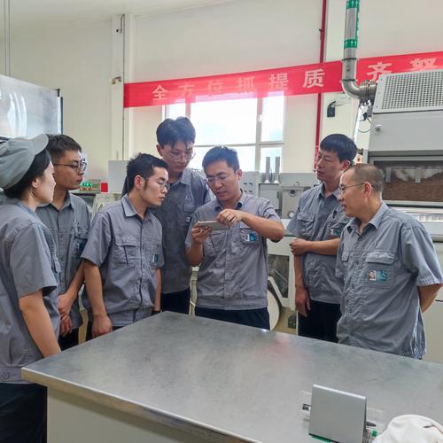 滕州卷烟厂员工研讨产品质量改进方向.jpg